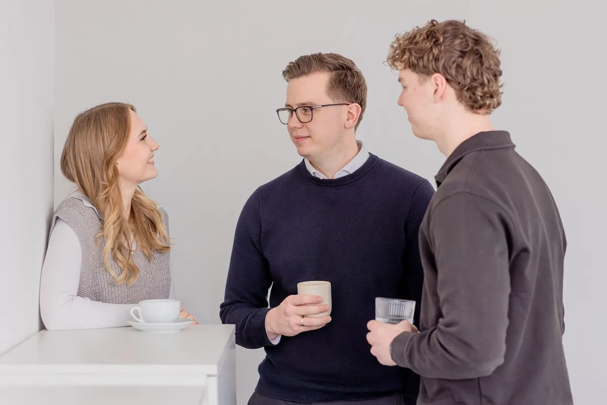 Noah Berg im Gespräch mit dem Team der Online Marketing Berg GmbH