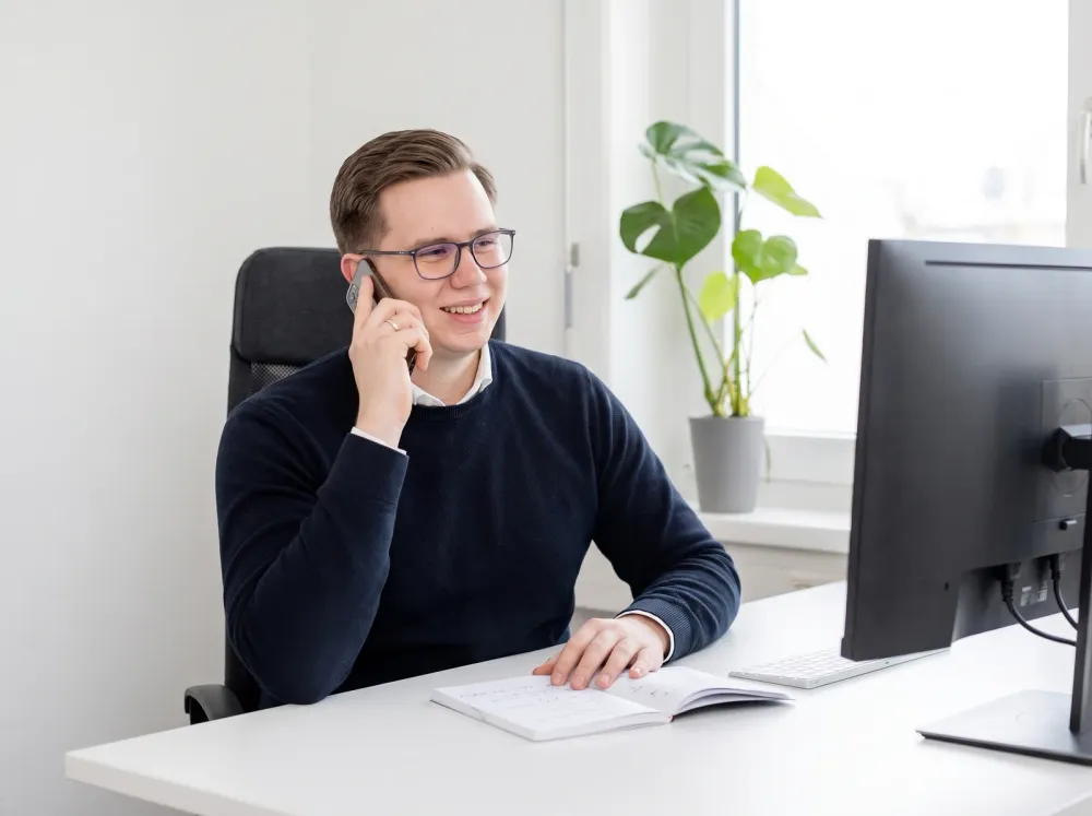 Noah Berg im Gespräch mit einem Kunden am Telefon