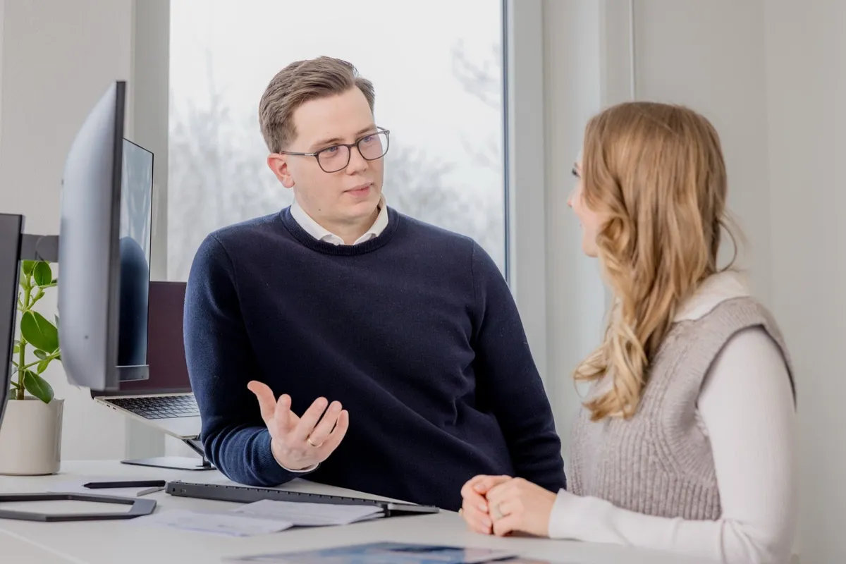 Annabelle und Noah Berg bei der Arbeit an einem Kundenprojekt