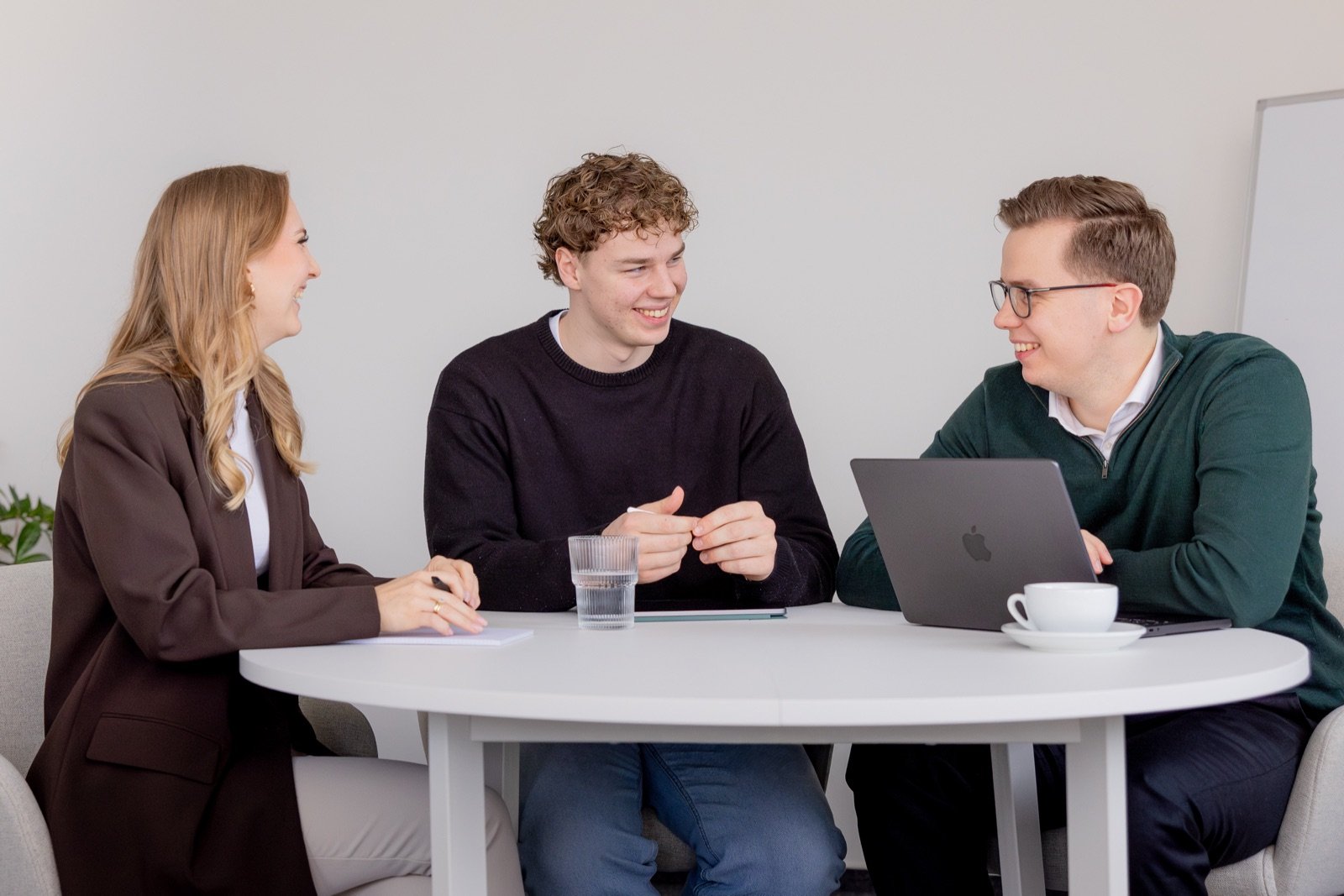 Das Team der Online Marketing Berg GmbH im Büro in Gummersbach